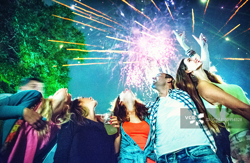 人们燃放烟花庆祝图片素材