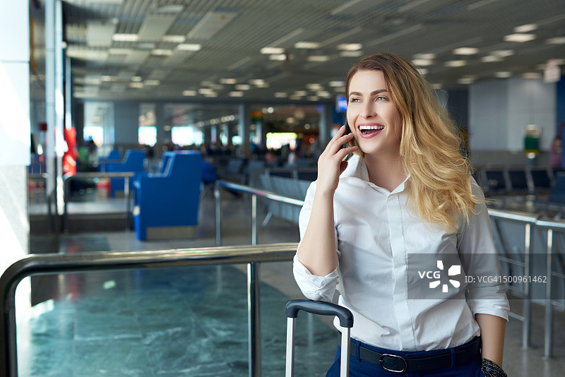 在机场的商务电话图片素材