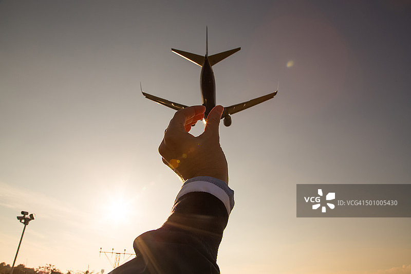 在空中抓住飞机，个人视角的透视感图片素材