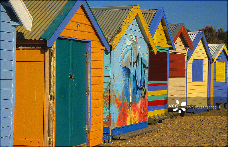 墨尔本维多利亚州布莱顿海滩的彩色沙滩小屋图片素材