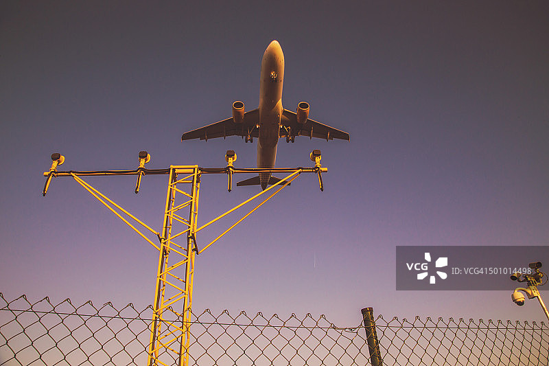 飞机降落巴塞罗那埃尔普拉特机场图片素材