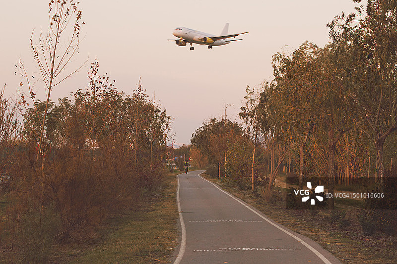 飞机降落在巴塞罗那埃尔普拉特机场，取自Llobregat三角洲的自然保护区图片素材