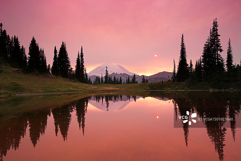 雷尼尔山倒映在蒂普索湖中的日落图片素材