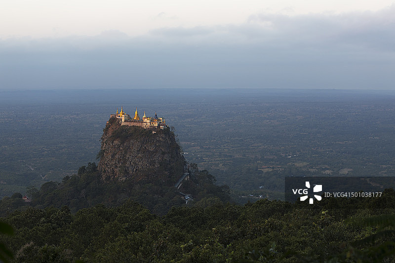 清晨阳光轻抚波帕山图片素材