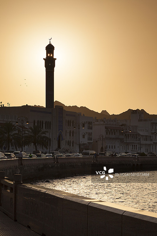 马斯喀特滨海路米纳雷特塔尖剪影图片素材