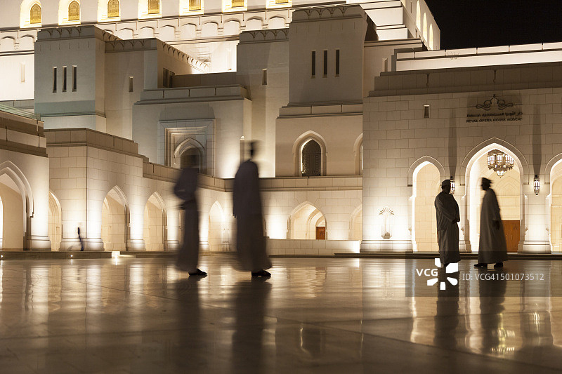 皇家歌剧院前的人群剪影图片素材