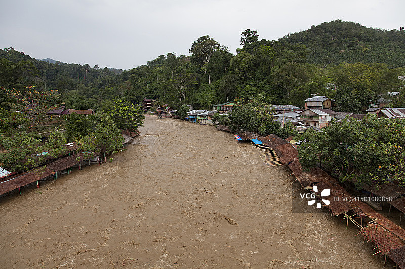 穿过武吉拉旺的巴霍洛克河图片素材