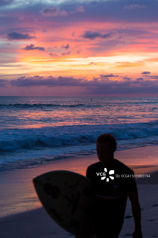 哥斯达黎加的冲浪日落美景图片素材