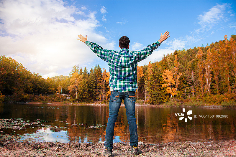 在户外大自然中感到自由的年轻男人图片素材
