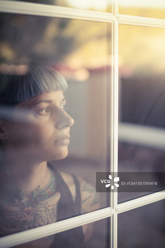 窗户后面的悲伤女孩图片素材