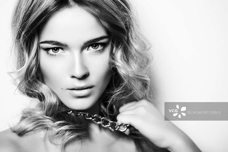 年轻漂亮女子照片图片素材