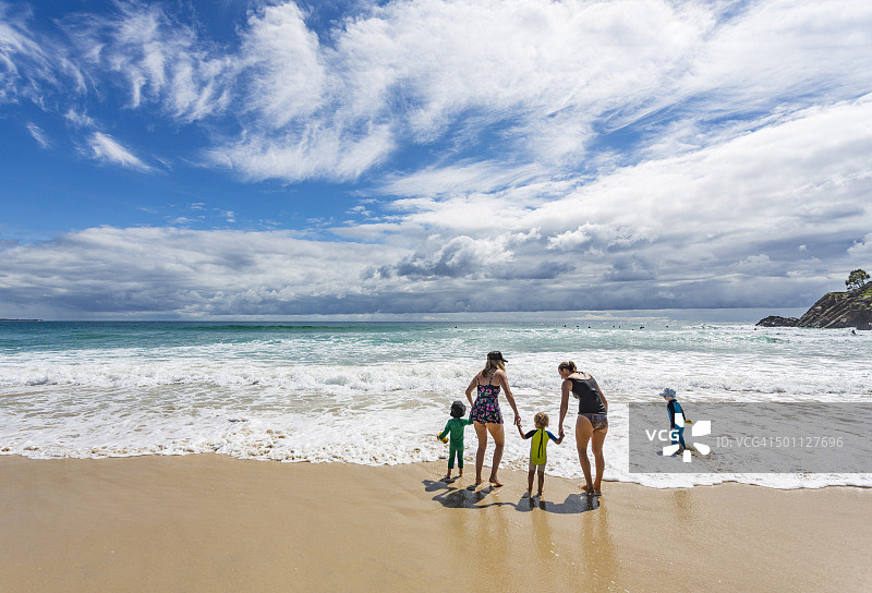 母亲和孩子们在海滩防晒图片素材