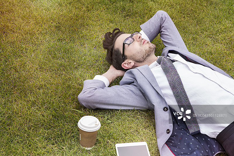 在公园里休息的商人图片素材