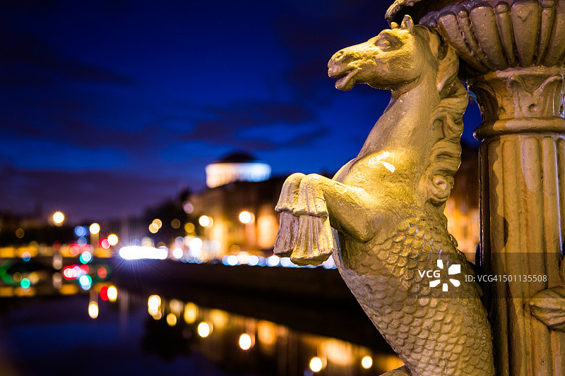 都柏林市黄昏时的格拉坦桥图片素材