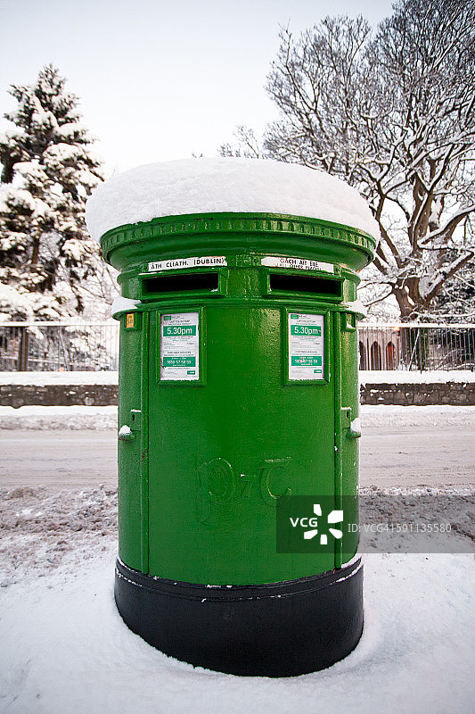 爱尔兰都柏林塔拉特村被雪覆盖的邮箱图片素材