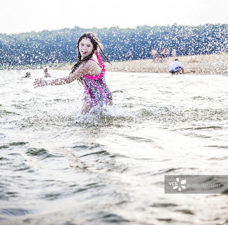 小女孩在湖里戏水图片素材