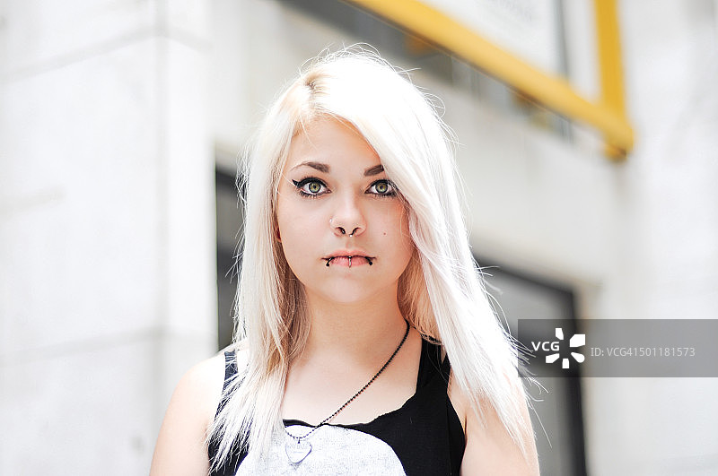 美丽的哥特式金发少女图片素材