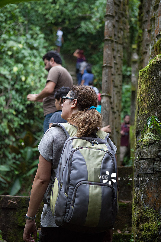 女人在西利特拉的雕塑花园里惊叹图片素材