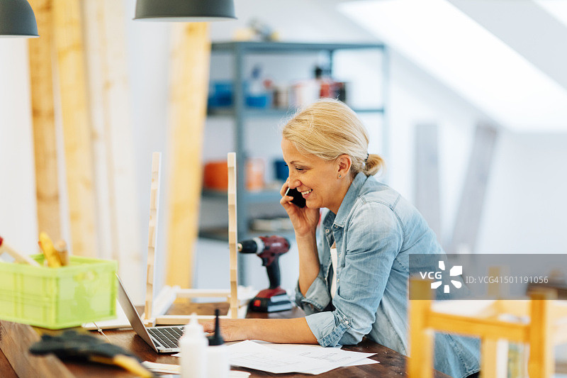 家具设计师在她的工作室工作图片素材