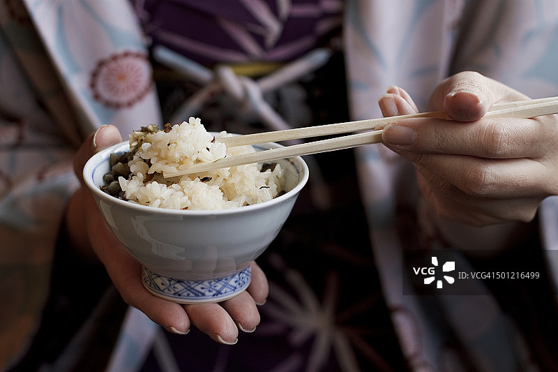 吃健康蔬菜⽶饭的⼥⼈图片素材