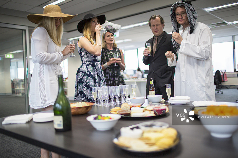 办公室派对庆祝和茶点图片素材