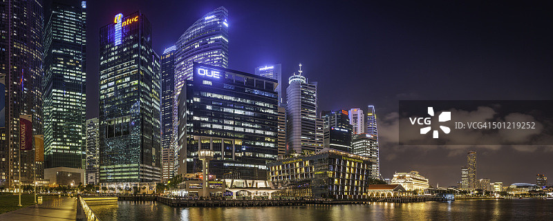新加坡未来主义霓虹夜景中央商务区摩天大楼，俯瞰滨海湾全景图片素材