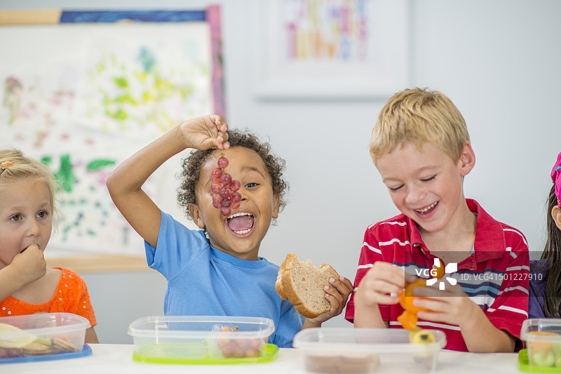 举起葡萄的小男孩图片素材