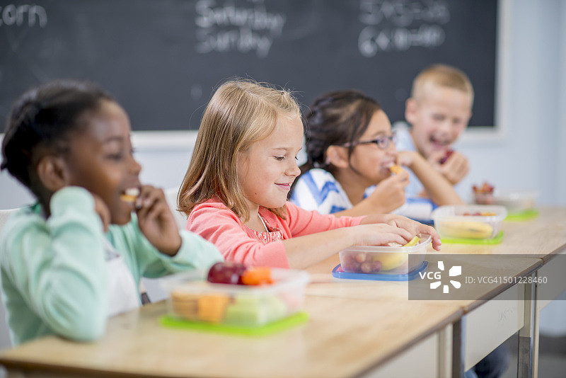 学生在学校吃零食图片素材