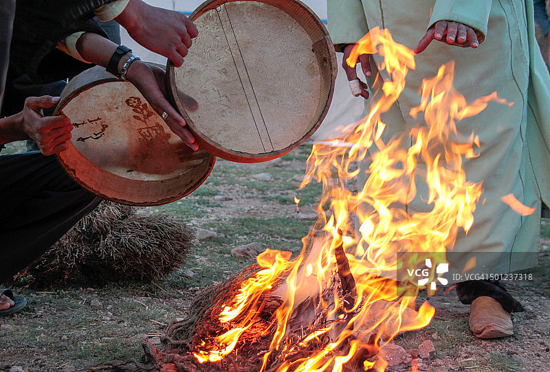 柏柏尔男人在火中加热鼓皮图片素材