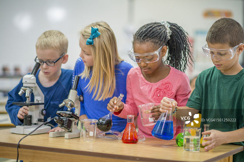儿童学习如何使用显微镜图片素材