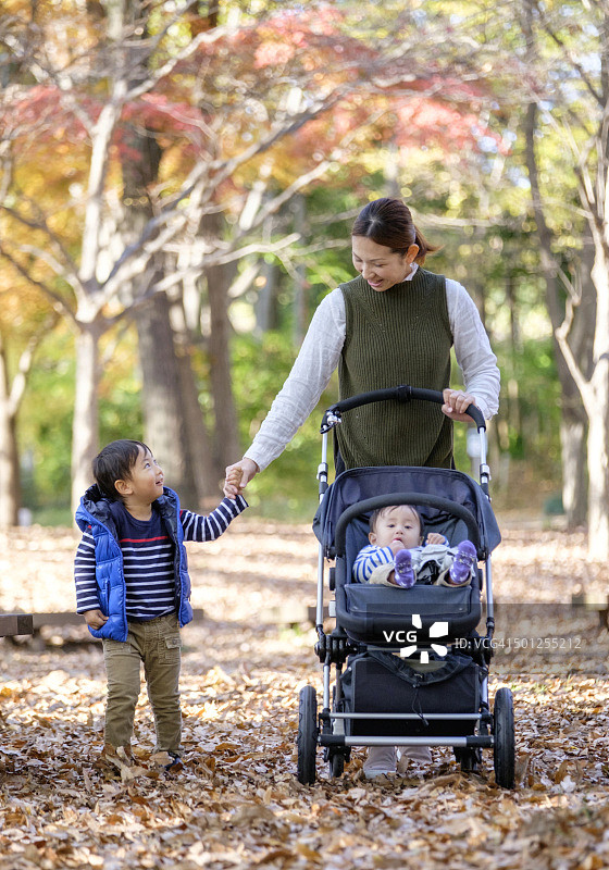 日本母子在公园图片素材