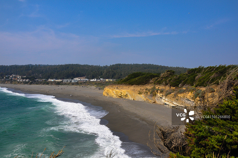 北加州瓜拉拉镇的太平洋海浪景色图片素材