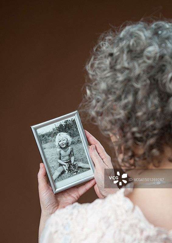 女人在看自己小时候的照片图片素材