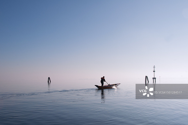 在威尼斯泻湖中划船图片素材