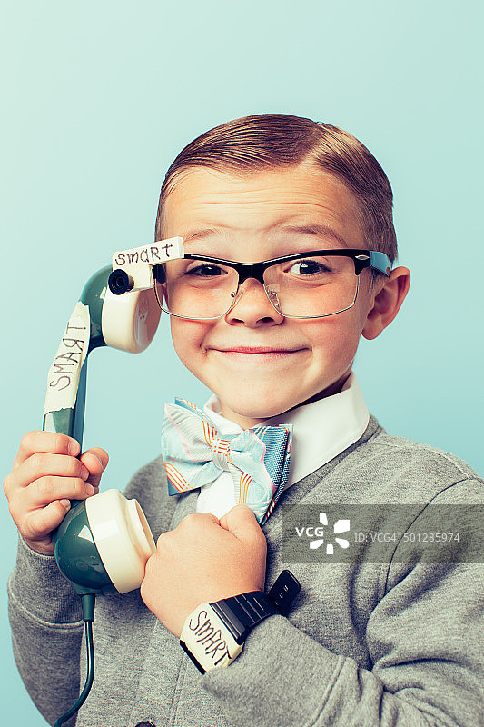 戴眼镜用智能手机的男孩图片素材