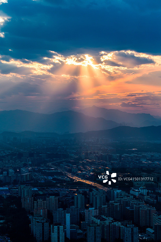 北极日落丁达尔效应图片素材