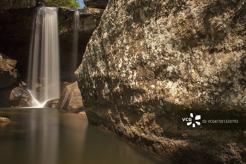 拐角处的老鹰瀑布图片素材
