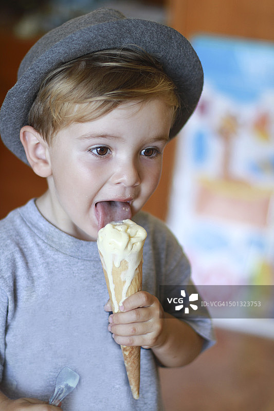吃冰淇淋的金发男孩图片素材