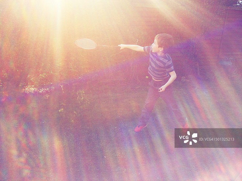 阳光明媚的花园羽毛球图片素材