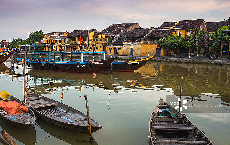 黎明时分会安的秋盆河畔图片素材