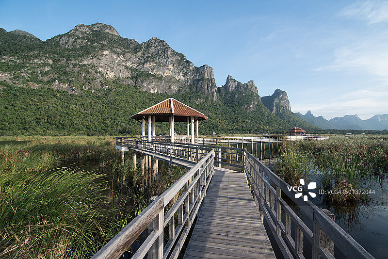 美丽山脉旁的木桥图片素材