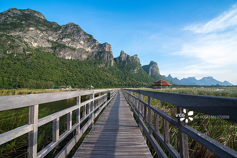 美丽山脉旁的木桥图片素材