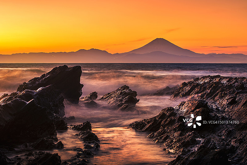 日落时分的岩石海滩和富士山图片素材