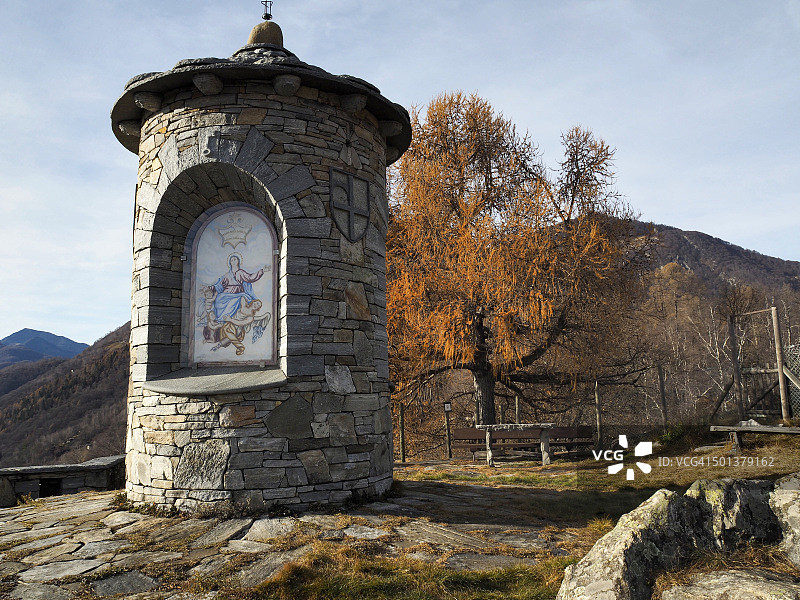 瑞士提契诺州科尔马山顶的还愿小教堂图片素材