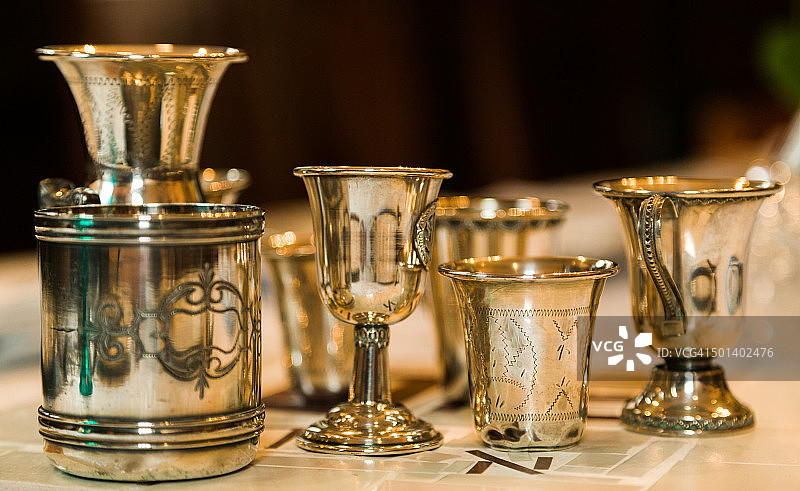 银色逾越节葡萄酒杯图片素材