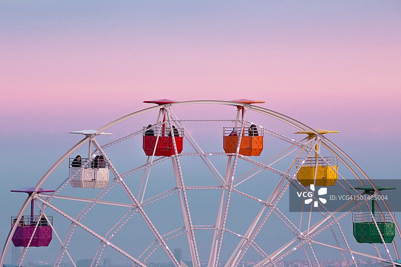 巴塞罗那蒂比达博游乐园的彩色摩天轮图片素材