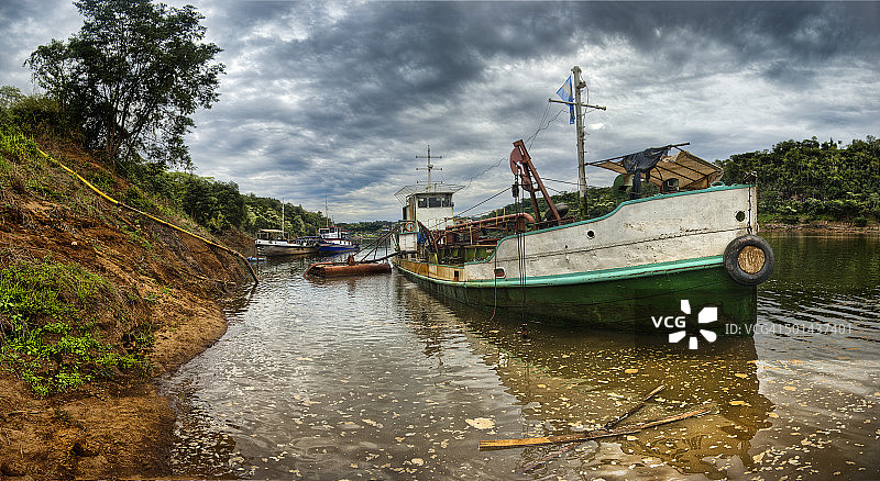 在巴拉圭河岸边图片素材