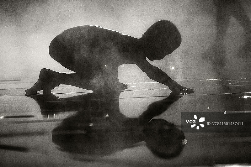 有爱心的年轻男孩图片素材