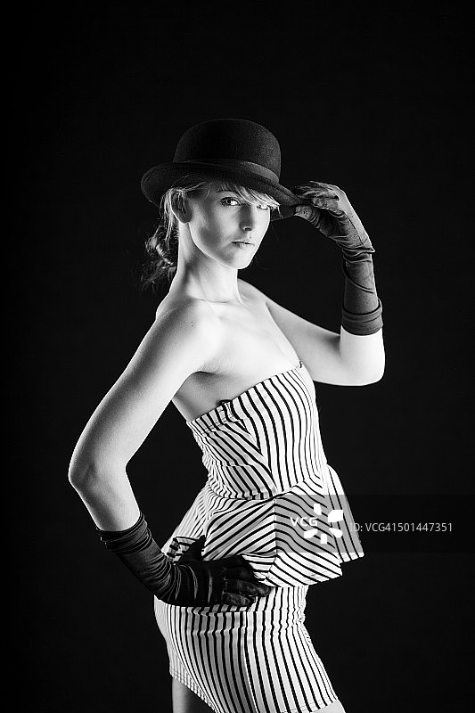 条纹鸡尾酒连衣裙配圆顶礼帽图片素材