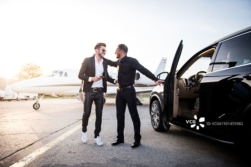 男人们在机场会面图片素材